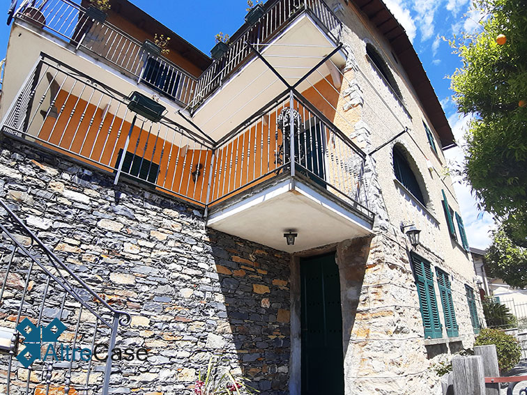 Appartamento in villino con terrazzo
