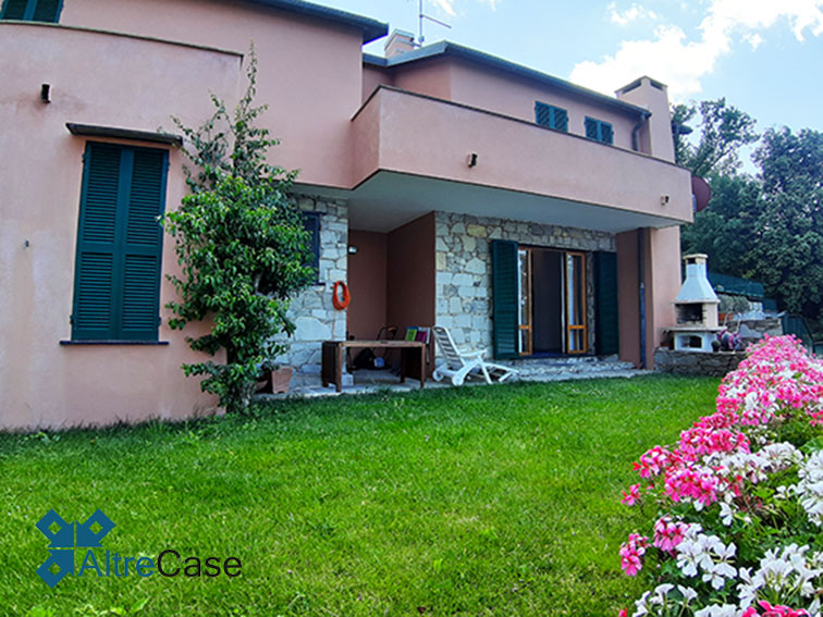 Camogli villetta con giardino e box auto