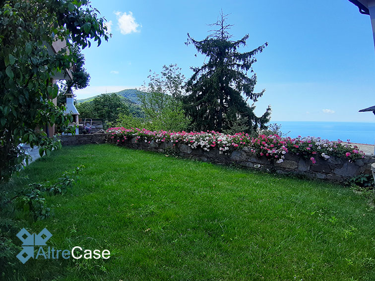 Camogli villetta con giardino e box auto