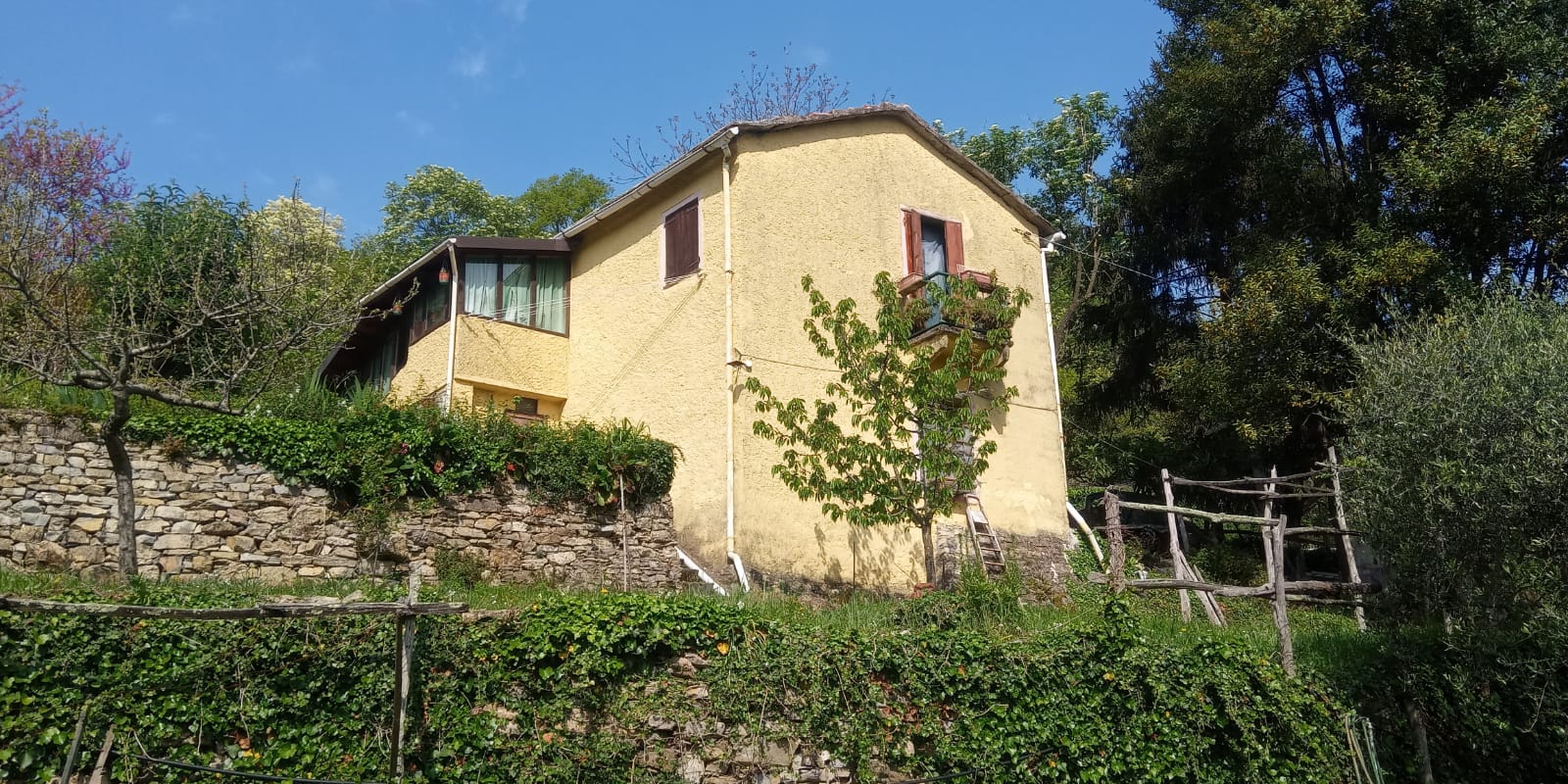 Casa indipendente immersa nella bellissima cornice del Monte di Portofino con ampio terreno